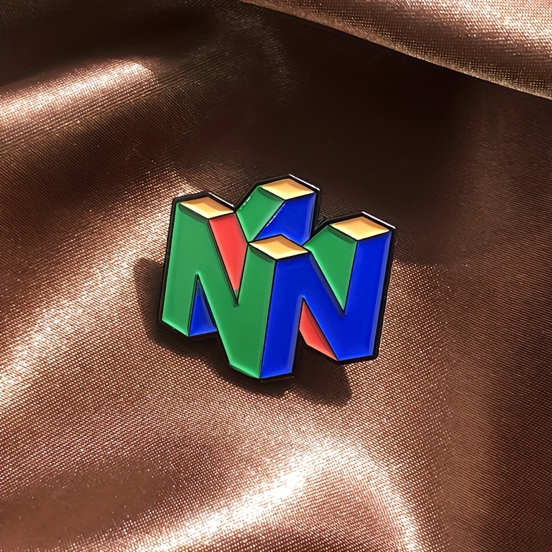 Gaming Accessories Gifts For Men - N64 โลโก้เกมEnamel Pin - คอนโซลเกมRetroเข็มกลัดโลหะBadgeสําหรับแจ็คเก็ต,กระเป๋า,หมวก,อุปกรณ์เสริมแฟชั่นDIYของขวัญผู้ชาย